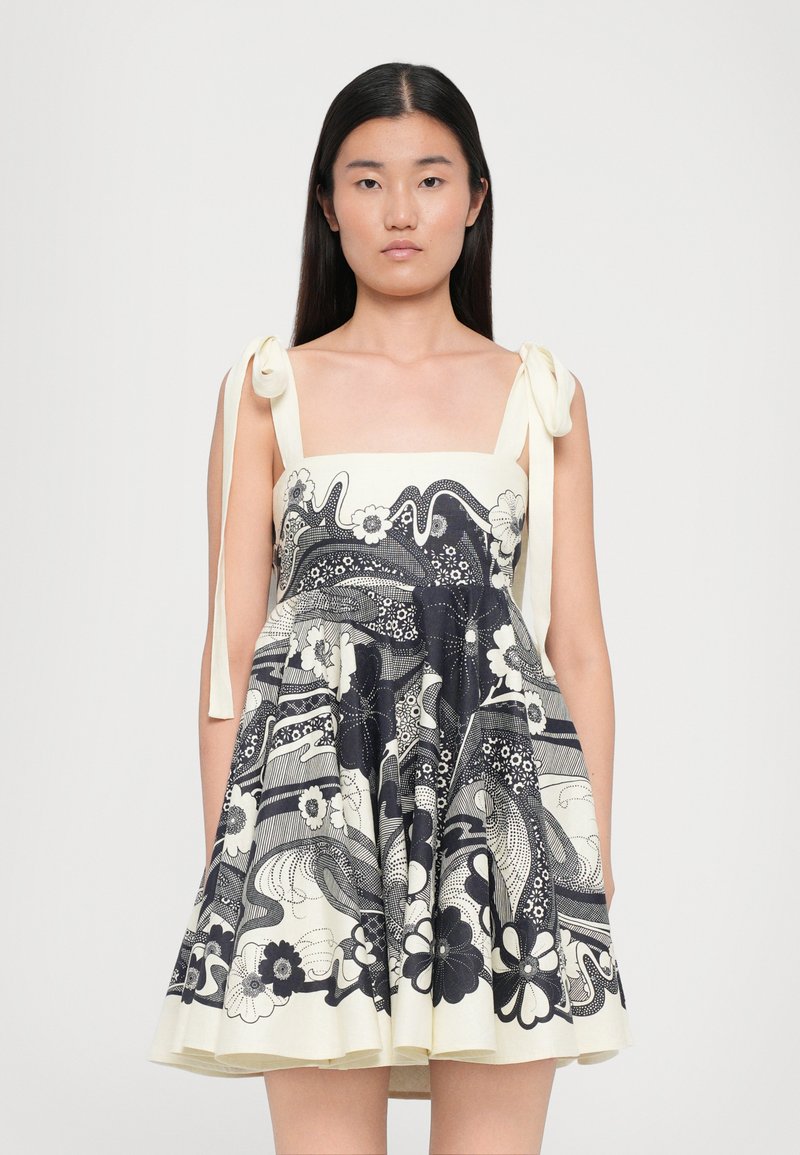 Een crèmekleurige jurk met een vierkante halslijn en strikbandjes. Bevat een donkere bloemenprint en een uitlopende rok, met complexe patronen.