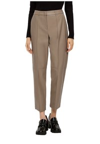 Beige, op maat gemaakte broek van een lichte, gladde stof met een hoge taille, voorplooien en schuine zakken; afgewerkt met een verkorte pijp.