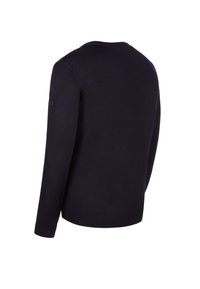 Maglione lavorato a maglia blu navy con collo rotondo, maniche lunghe, orlo a coste e un sottile dettaglio a toppa sul braccio sinistro. Texture complessiva liscia.