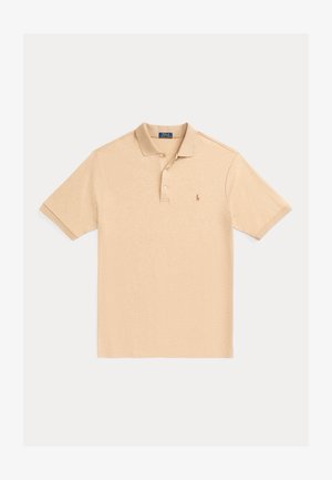 bež majica polo s kratkimi rokavi, z trojnim gumbom, majhnim vezenim logotipom na levi strani prsnega koša in teksturiranim koncem tkanine.