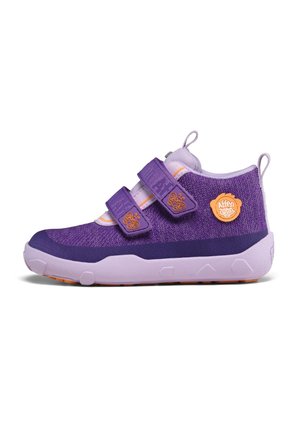 Lila Kinder-Sneaker mit zwei Klettverschlüssen, orangen Schmetterlingsmotiven und orangefarbenem Logo an der Seite, hellviolette Sohle und Futter.