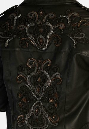 Schwarze Lederjacke mit kunstvollen gestickten Mustern in Grau, Bronze und silbernen Fäden auf dem Rücken, die ein strukturiertes Design schaffen.
