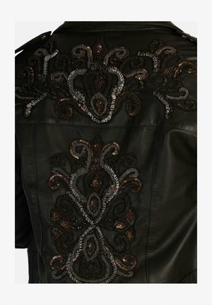 Zwarte leren jas met ingewikkelde geborduurde patronen in grijs, brons en zilveren draden op de achterkant, waardoor een gestructureerd ontwerp ontstaat.