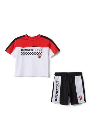Camiseta de manga corta Ducati Corse en rojo, blanco y negro con diseño a cuadros y pantalones cortos a juego en negro y blanco con logo y cintura ajustable con cordón.