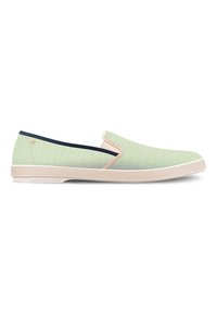 Chaussure slip-on en tissu tissé vert clair avec des accents bleus. Présente un profil bas, un bout arrondi et une semelle en caoutchouc beige. Texture lisse.