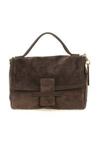Borsa a mano in suede marrone con manico superiore, pattina frontale e chiusura a morsetto rettangolare cucita, poggiata su uno sfondo bianco.