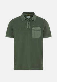 Olijfgroene polo met korte mouwen van katoen, voorzien van een borstzak en geborduurde tekst "EXPLORERS SINCE 1997." Klassiek kraagontwerp.