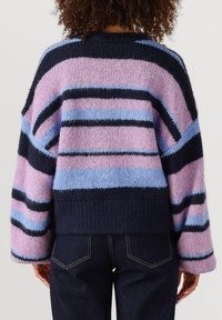 Pull multicolore avec des rayures horizontales en rose clair, bleu et marine. Tricot texturé avec épaules basses et ourlet côtelé.