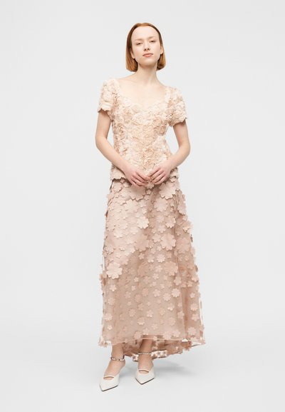 Φλοράλ δαντελένιο φόρεμα σε ανοιχτό ροζ, με εφαρμοστό τοπ με τρισδιάστατες εφαρμογές τριαντάφυλλων και φούστα με φαρδιά, στρωματοποιημένη με μοτίβα λουλουδιών.