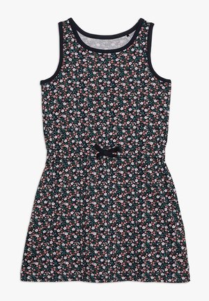 Czarna sukienka bez rękawów z drobnym różowym, białym i zielonym kwiatowym wzorem, okrągłym dekoltem i małą czarną kokardą w talii.