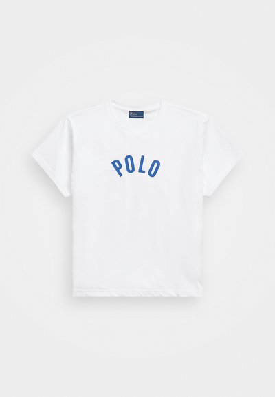 Valge lühikeste varrukatega t-särk, mis on valmistatud puuvillast. Esiküljel on kaare kujuga sinine "POLO" tekst. Klassikaline ümmargune kaelus.