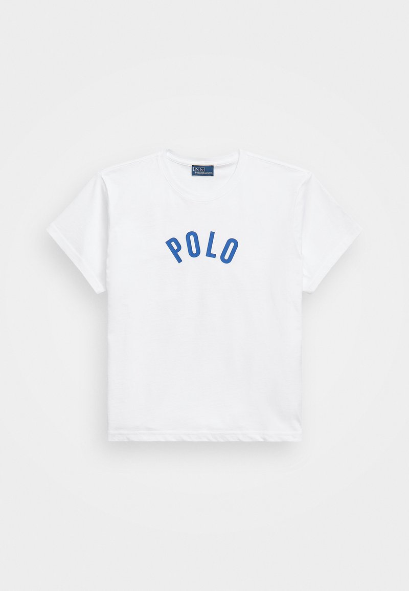 Fehér, rövid ujjú pamut póló. Kék "POLO" felirat látható ívelt formában a mellkason. Klasszikus, kerek nyakkivágás.