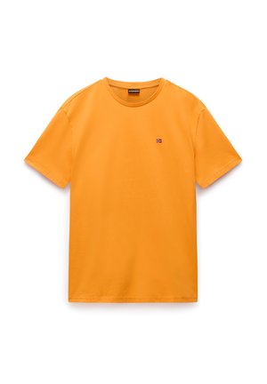 Orange bomulds T-shirt med rund hals og korte ærmer. Har et lille broderet logo i rød, hvid og blå på brystet.