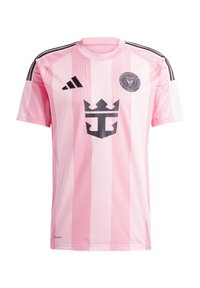 Lyserød trøje med lodrette striber, sorte detaljer og et logo. Fremstillet af åndbart stof med rund hals og korte ærmer.