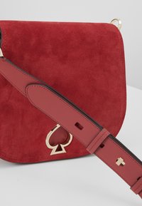 kate spade new york Skuldertasker - dark red