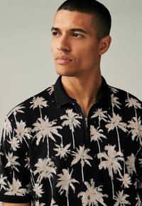 Next STANDARD - Polotričko - black white palm