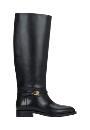 Czarne skórzane kozaki do kolan o gładkiej fakturze, zaokrąglonym nosku i złotej dekoracyjnej klamrze przy kostce. Płaska podeszwa i smukły design.