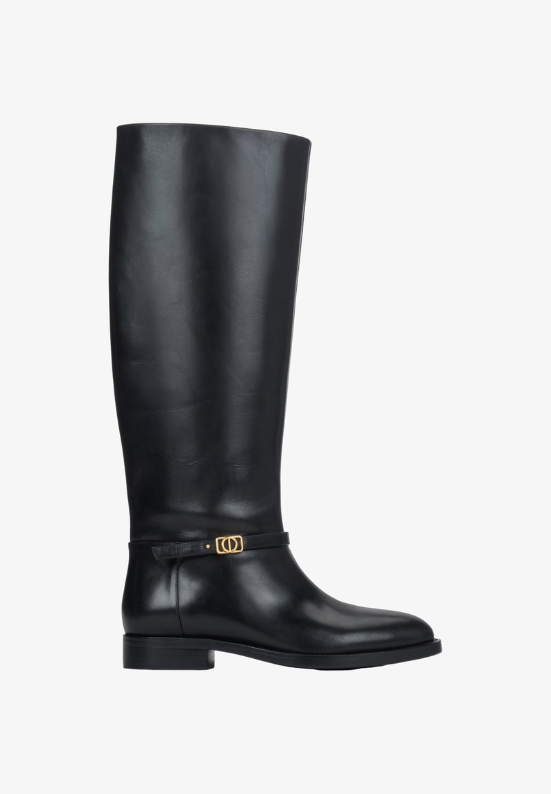 Crne kožne čizme do koljena s glatkom teksturom, okruglim vrhom i zlatnim akcentom kopče blizu gležnja. Ravna potplata i elegantan dizajn.