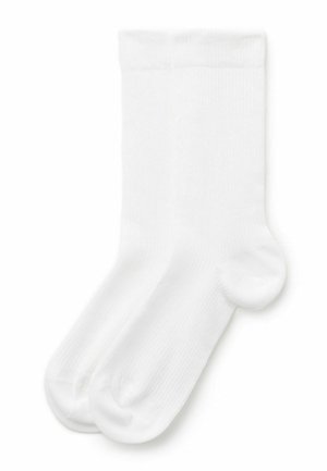 Ein Paar schlichte weiße Socken in Crew-Länge, flach liegend mit dezenter Rippstruktur und umgeschlagenen Bündchen.