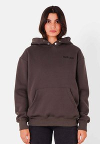 Hoodie marron foncé avec une poche avant et un ourlet côtelé. Doté d'une grande capuche et d'un logo "Sixth June" ton sur ton sur la poitrine. Matière douce.