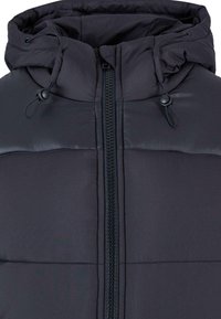 Chaqueta aislante negra con un diseño acolchado, que cuenta con un cuello alto, capucha ajustable con cordón, y cierre central de cremallera.