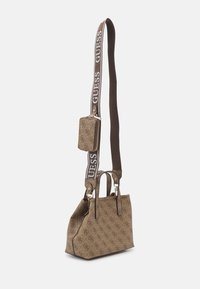 Hnědá kabelka se vzorem, se dvěma uchy, odnímatelným ramenním popruhem s logem "GUESS" a malou zipovou kapsičkou připojenou.