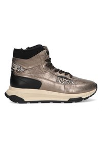 Høj-top sneakers i metallisk bronze. Har tekstureret læder, sorte accenter og dekorative rhinsten detaljer. Gummisål for godt greb.