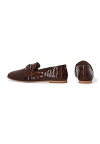 Brązowe skórzane loafersy o błyszczącej fakturze krokodylej, z małym zapięciem z przodu i płaską podeszwą. Minimalistyczny design.