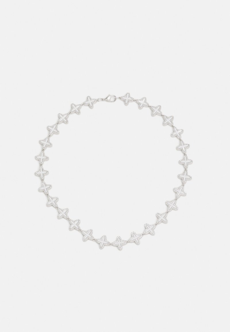 Stříbrný náhrdelník ve tvaru hvězdy s jemným řetízkem a texturovanými akcenty, vybavený bezpečným zapínáním.