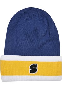 Căciulă tricotată bleumarin cu tiv pliat, având un model de dungi alb și galben și un logo brodat "S" negru în față.