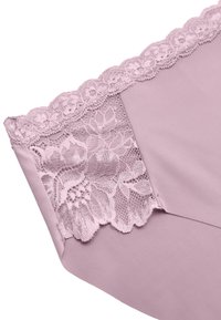 Tejido rosa claro con un remate de encaje floral en el borde superior. El encaje presenta detalles en forma de onda y patrones florales intrincados, que complementan la textura.