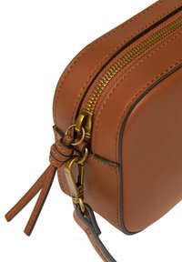 Brązowa skórzana torba z złotym zamkiem, elegancka prostokątna forma i staranne przeszycia. Zawiera odpinany pasek z zapięciem.