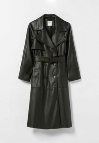 Trench coat negro de piel sintética con diseño de doble botonadura, amplias solapas, cintura ceñida con cinturón y dos bolsillos laterales.