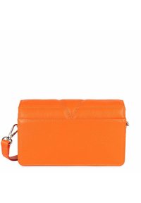 Borsa a mano in pelle arancione con forma rettangolare, caratterizzata da una finitura testurizzata, una tracolla staccabile e dettagli di cucitura minimalisti.