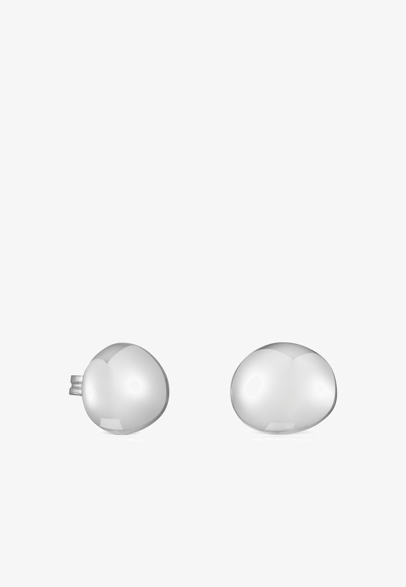 Pendientes de metal plateado, en forma ovalada y con una superficie pulida. Un pendiente cuenta con un pequeño poste para el cierre. Diseño minimalista.
