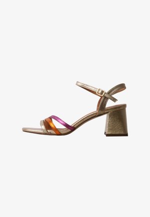 Guld blok hæl sandal med ankelrem, med skinnende rosa, orange og gyldne tå-remme på hvid baggrund.