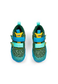 Sneakers verdi e blu con tomaia in maglia testurizzata, due cinturini regolabili in Velcro e una soletta con accento giallo. Suola piatta in gomma blu.