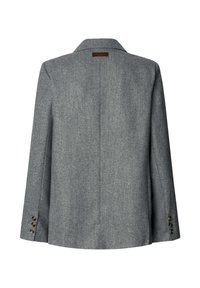 Blazer grigio a motivo a zig-zag con colletto ad angolo e tre bottoni marroni su ciascun polsino, visto da dietro.