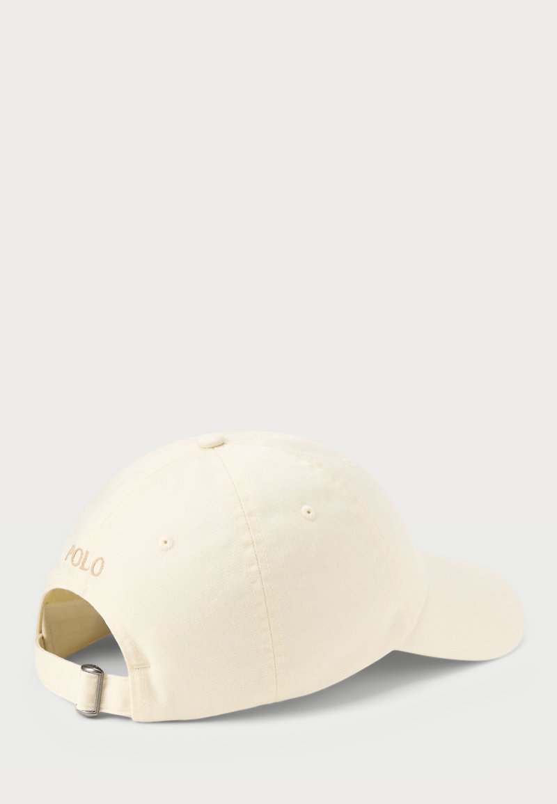 Cremfarbener Baumwoll-Baseballcap mit gebogenem Schirm, verstellbarem Riemen und gesticktem "POLO"-Logo auf der Rückseite.