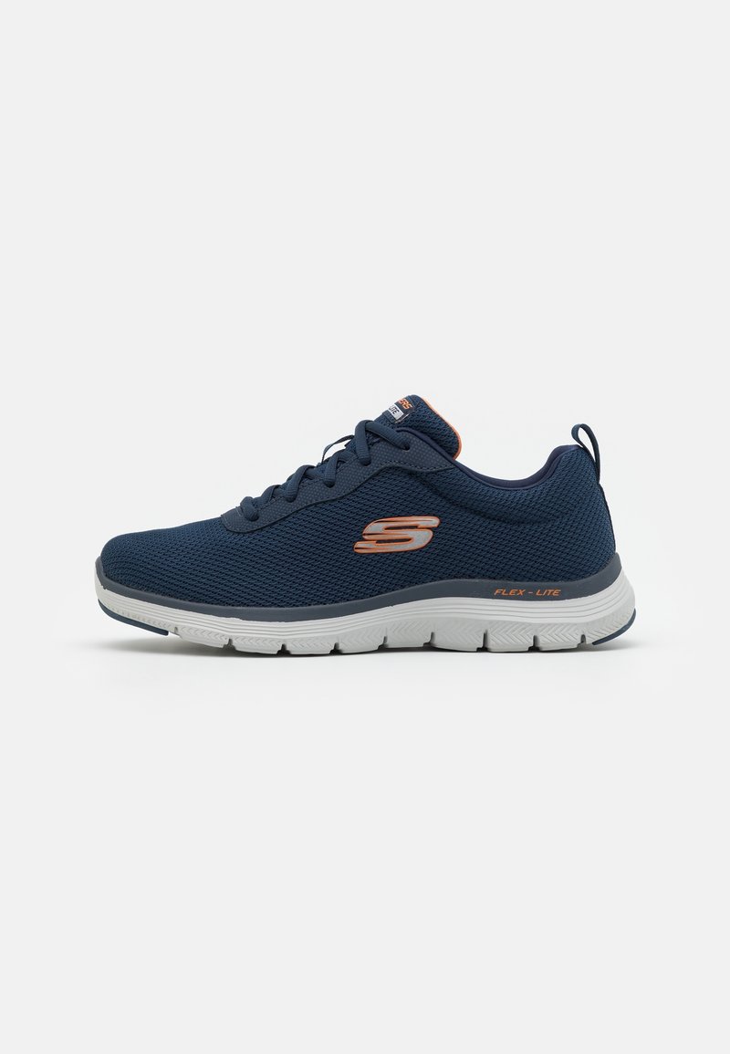 Baskets Skechers bleu marine avec logo orange, semelle blanche portant la mention Flex-Lite, dessus en mesh et fermeture à lacets sur fond uni.