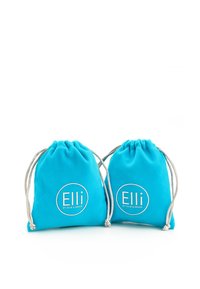 To turquoise stoftrækposer med et hvidt cirkulært logo, der står "Elli by Julie & Grace" foran. Glat tekstur, rund form.