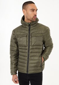 Chaqueta de plumas verde oliva con capucha, que presenta costuras horizontales y dos bolsillos frontales. Textura suave y brillante con cierre de cremallera.