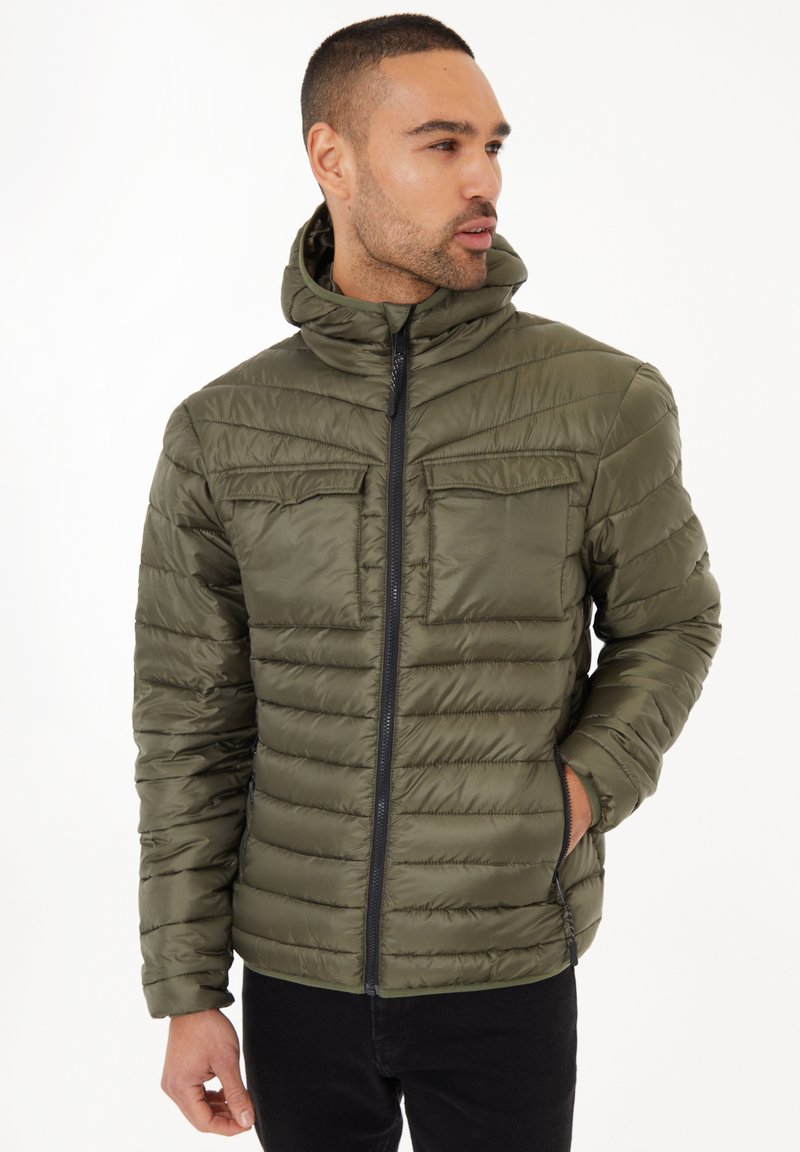 Chaqueta de plumas verde oliva con capucha, que presenta costuras horizontales y dos bolsillos frontales. Textura suave y brillante con cierre de cremallera.