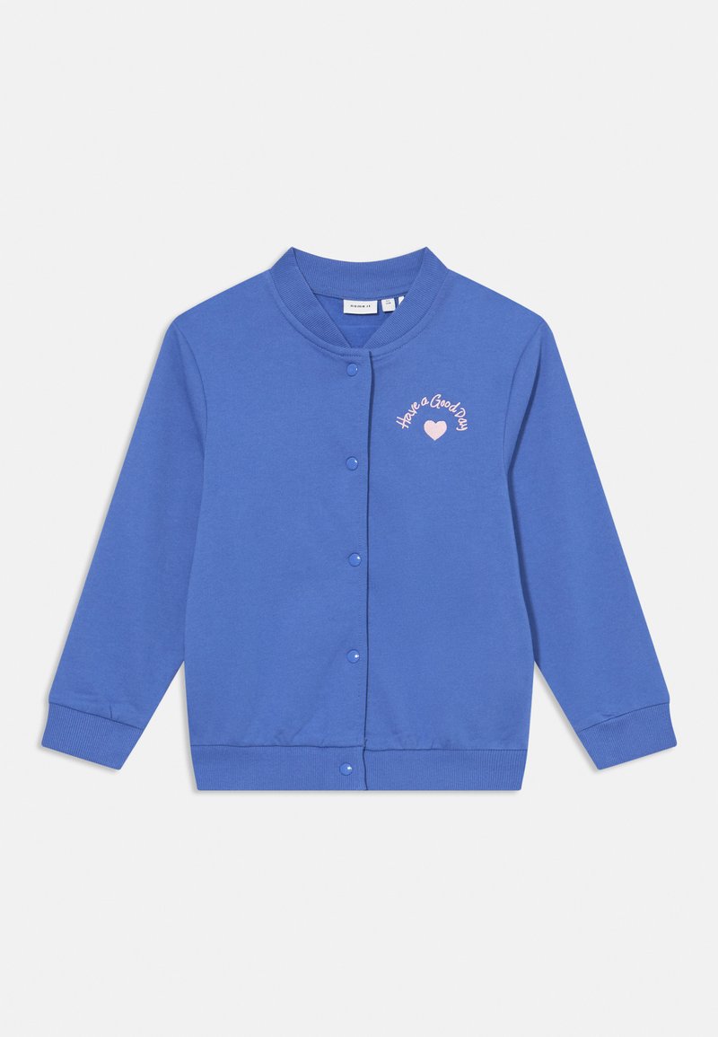 Sweatshirt azul com gola redonda, botões frontais e punhos canelados. Apresenta o texto "Tenha um Bom Dia" e um gráfico de coração em rosa.