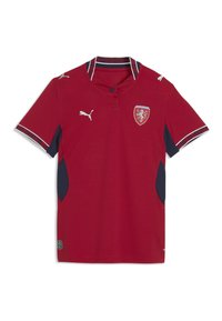 Maillot de soccer rouge à manches courtes avec panneaux latéraux bleu marine, logos Puma blancs, un blason de lion, et un bordure à motifs sur le col et les manches.