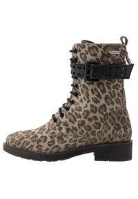 Botines de tobillo de ante con estampado de leopardo en tonalidad marrón, que presentan una cinta de hebilla negra, cordones y una suela de goma negra sólida.