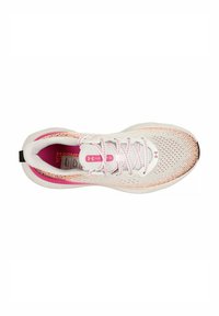 Zapatilla deportiva blanca con detalles en rosa, parte superior de malla, puntera redonda y cordones planos. Presenta un interior acolchado y una suela texturizada.