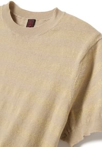 Beige gebreide trui met metallic gouden strepen, korte mouwen en een geribbelde ronde halslijn. Het materiaal heeft een gladde textuur. Merktag zichtbaar.