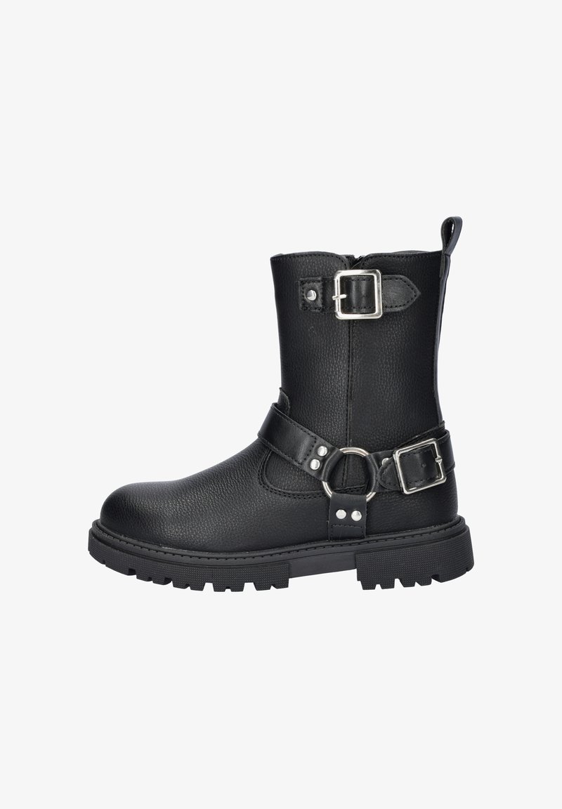 Zwarte leren enkelboots met een textuur, voorzien van zilveren gespen, een riem en een rubberen zool met een robuust profiel.