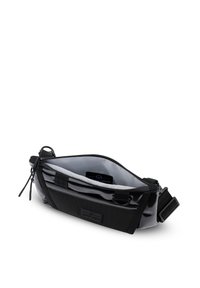 Borsa nera realizzata in materiale glossy con chiusura a zip, tasca interna e una tracolla regolabile per indossarla a tracolla o in vita.